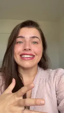 Carol Amorin falando em depoimento gravado em vídeo.