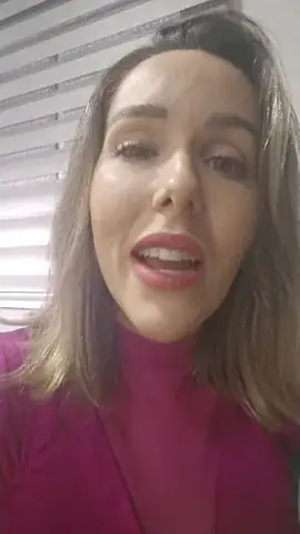 Carolina Toleto falando em depoimento gravado em vídeo.