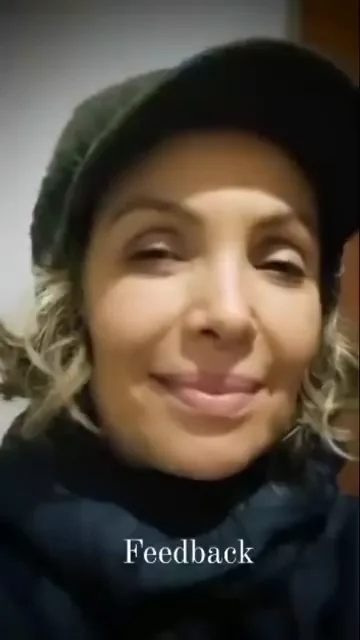 Paciente de boné falando em depoimento gravado em vídeo.