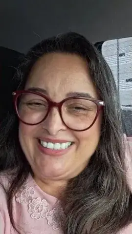 Giselli Lopes Corrêa falando em depoimento gravado em vídeo.